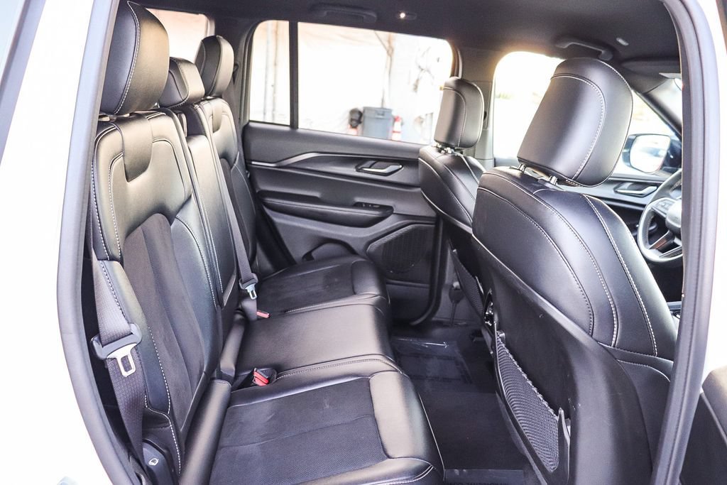 Used 2025 Jeep Grand Cherokee Altitude AWD/4WD image 18