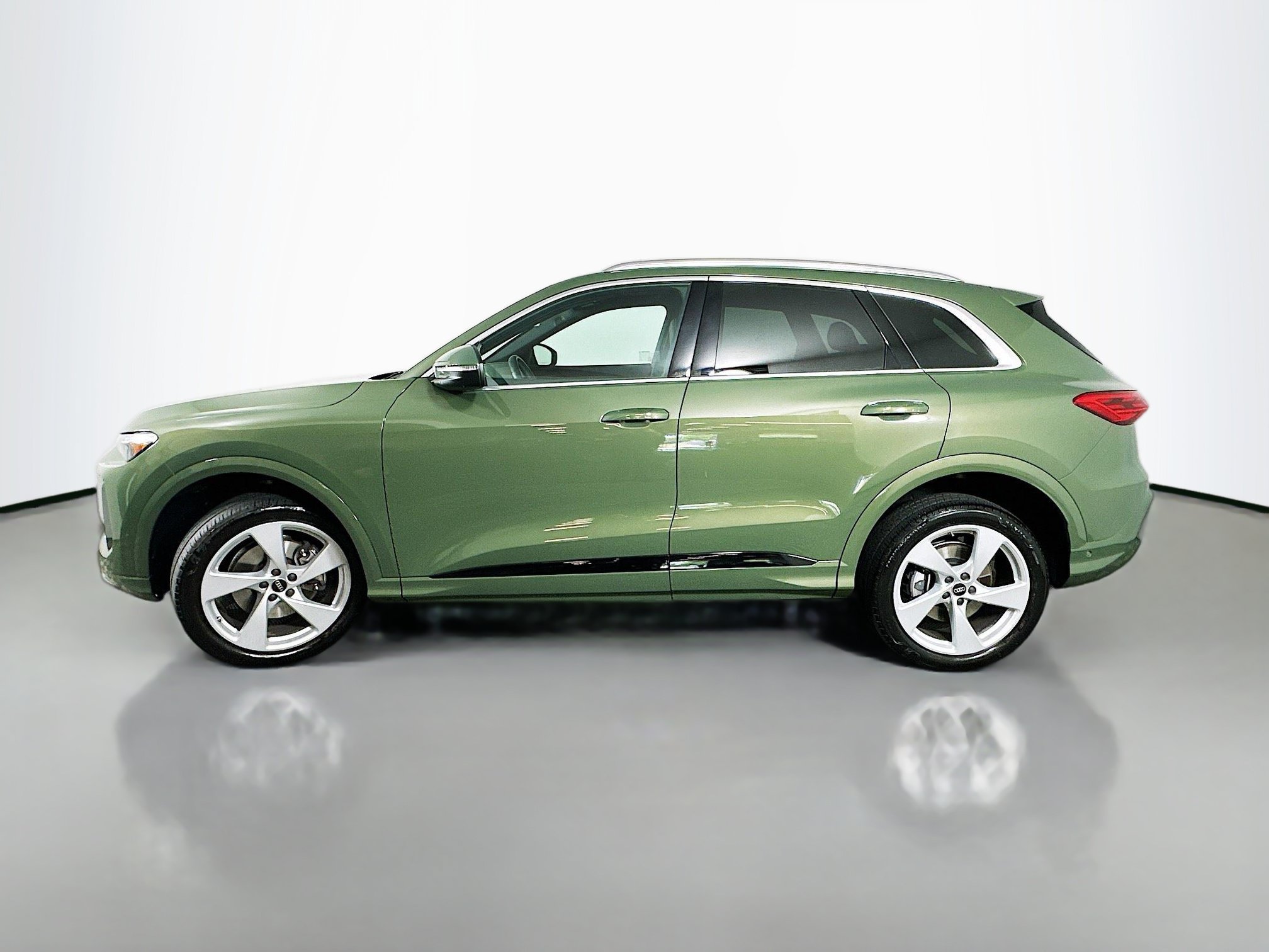 Used 2025 Audi Q5 Premium Plus w/ Premium Plus AWD/4WD image 4