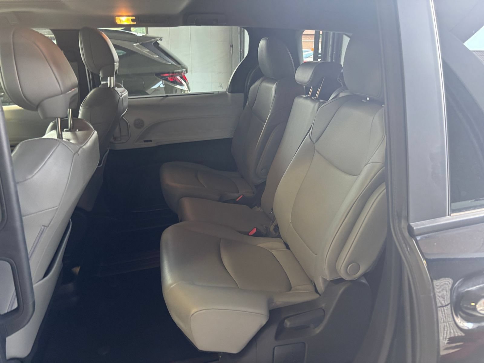 Used 2025 Toyota Sienna XLE FWD image 26