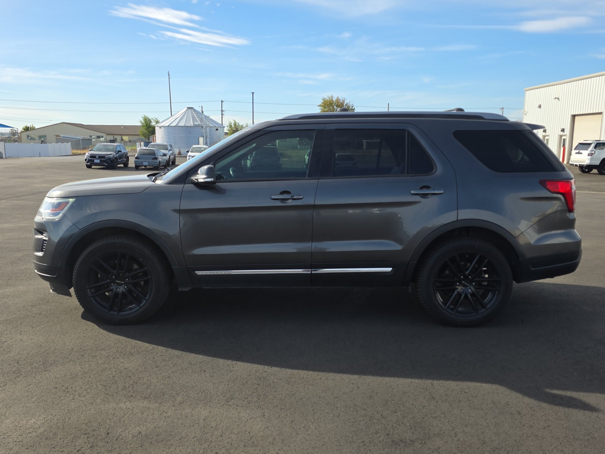 Used 2018 Ford Explorer XLT w/ Equipment Group 202A AWD/4WD image 4
