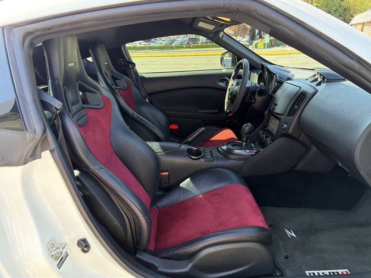 Used 2017 Nissan 370Z NISMO RWD image 19