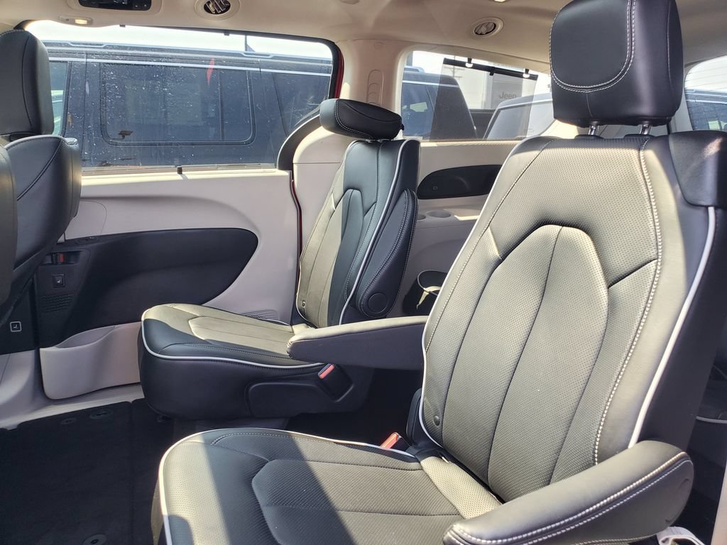Used 2024 Chrysler Pacifica Limited FWD image 24
