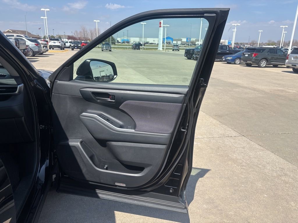 Used 2022 Toyota Highlander LE image 26