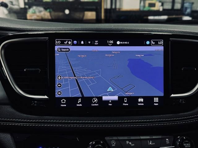 Used 2025 Chrysler Pacifica Limited image 41