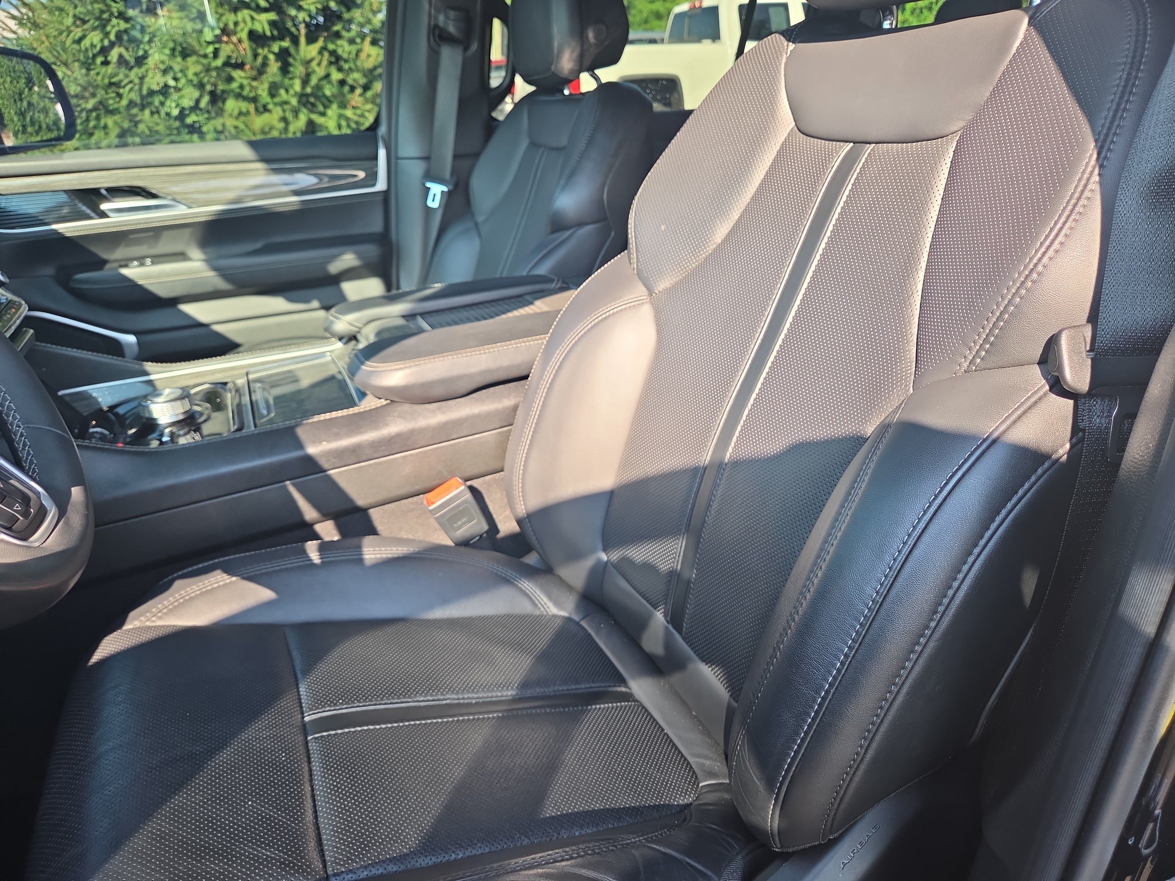 Used 2022 Jeep Wagoneer Series II AWD/4WD image 3