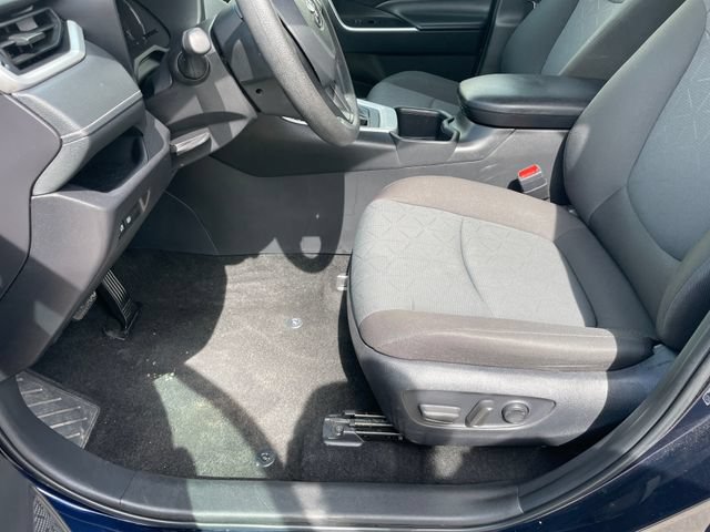 Used 2025 Toyota RAV4 XLE AWD/4WD image 9