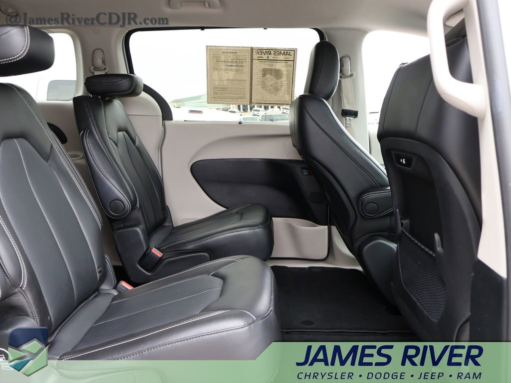 Used 2024 Chrysler Pacifica Touring-L image 11