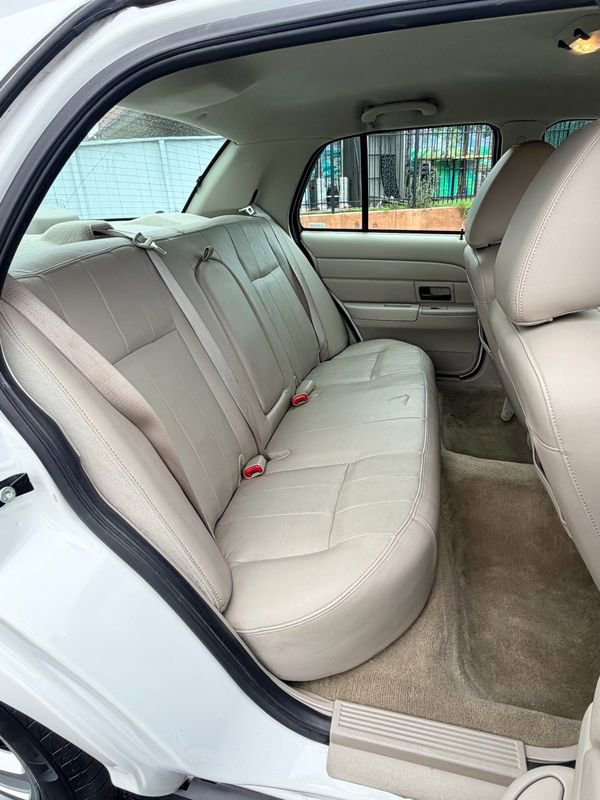 Used 2011 Ford Crown Victoria LX w/ Comfort Appearance Pkg RWD image 18