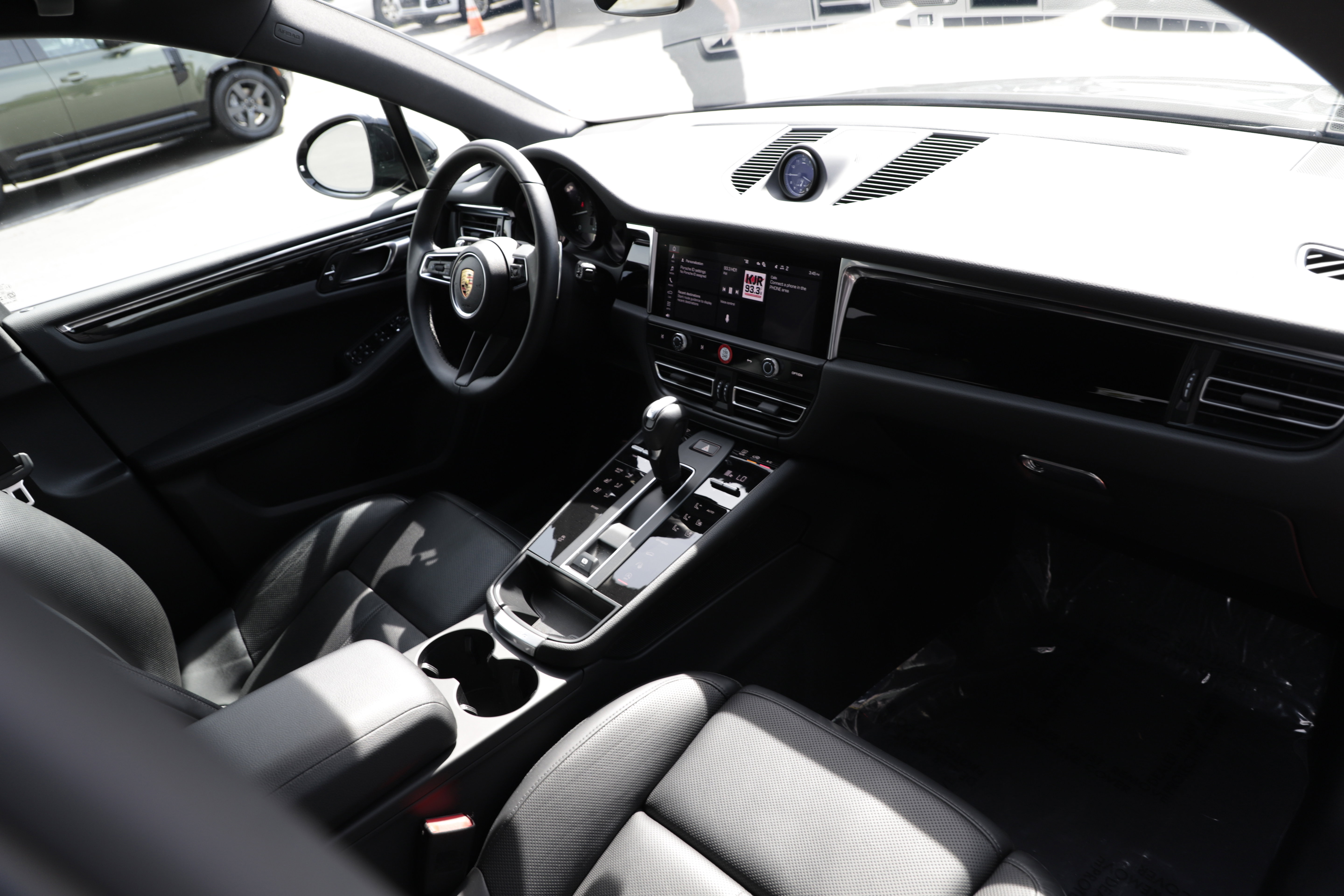 Used 2025 Porsche Macan AWD/4WD image 8