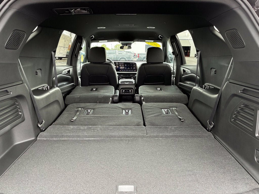 New 2027 Chevrolet Traverse LT w/ LPO, Floor Liner Package AWD/4WD image 32