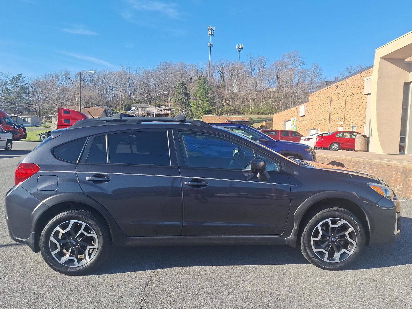 Used 2017 Subaru Crosstrek 2.0i Premium w/ Moonroof Package AWD/4WD image 2
