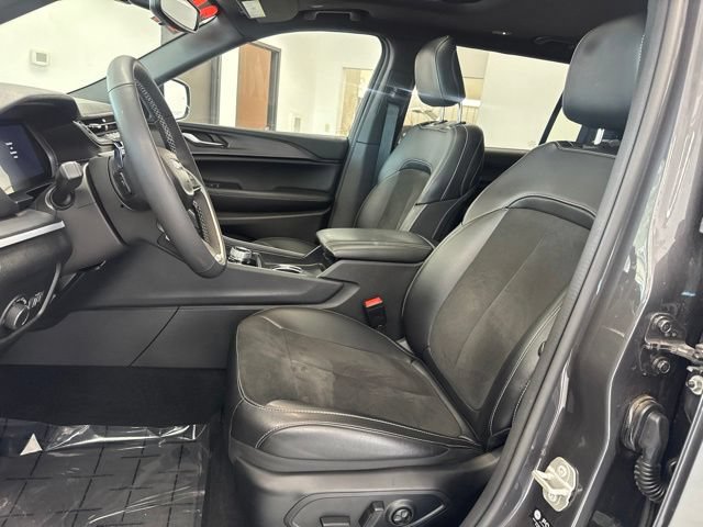 Used 2024 Jeep Grand Cherokee L Altitude AWD/4WD image 18