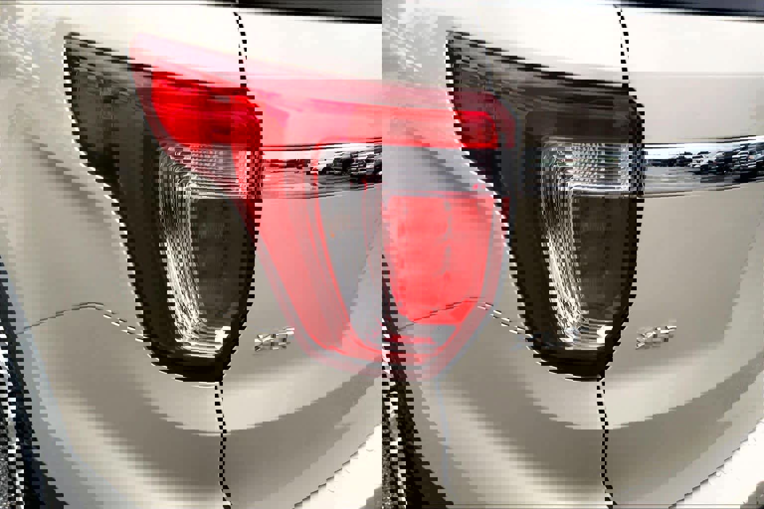 Used 2017 Ford Explorer XLT w/ Equipment Group 202A FWD image 25