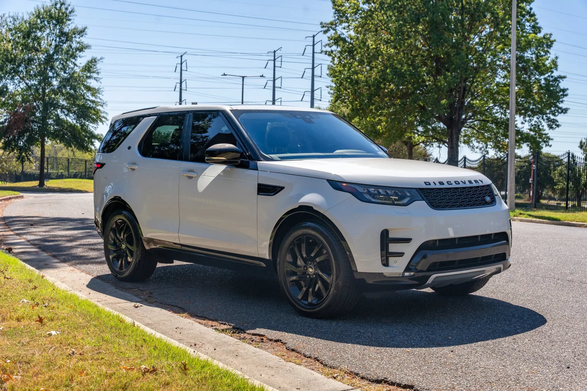 Used 2020 Land Rover Discovery Landmark AWD/4WD image 4