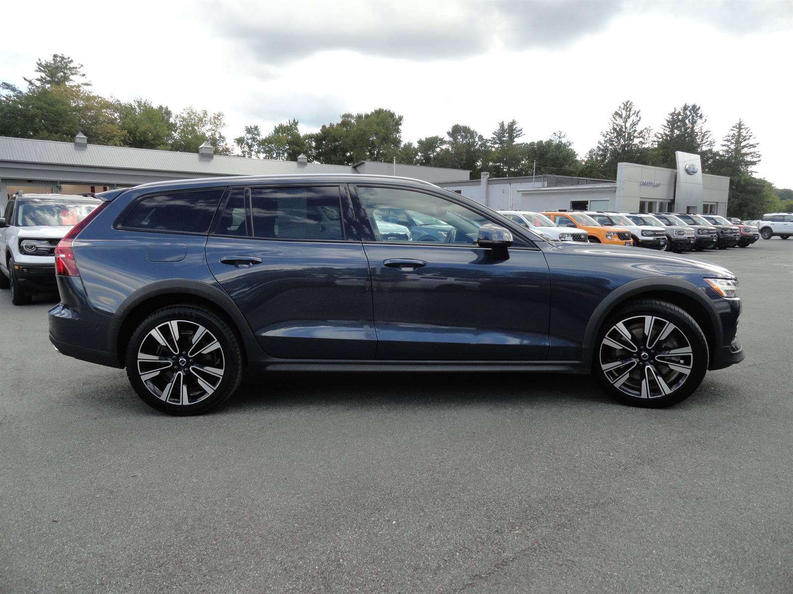 Used 2022 Volvo V60 T5 Cross Country w/ Advanced Package AWD/4WD image 4