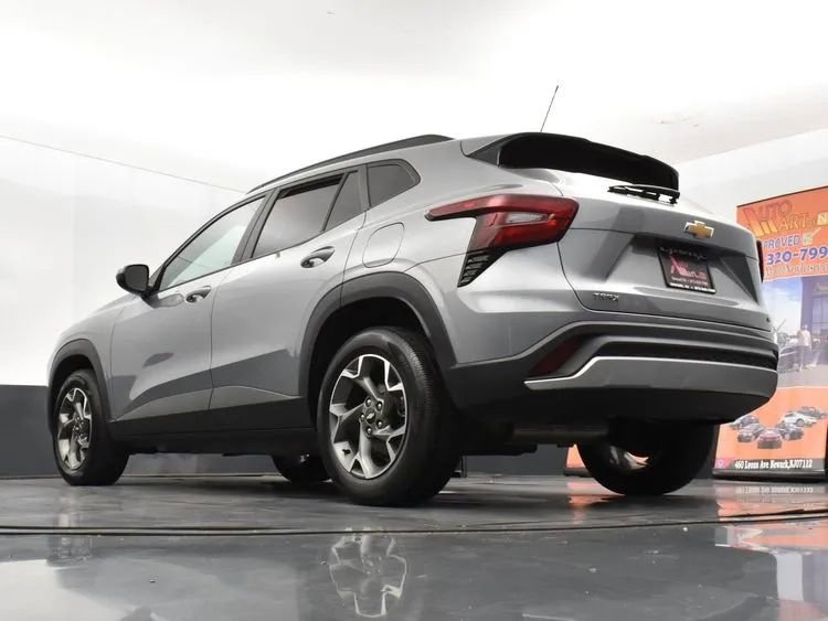 Used 2024 Chevrolet Trax LT w/ Sunroof Package image 12