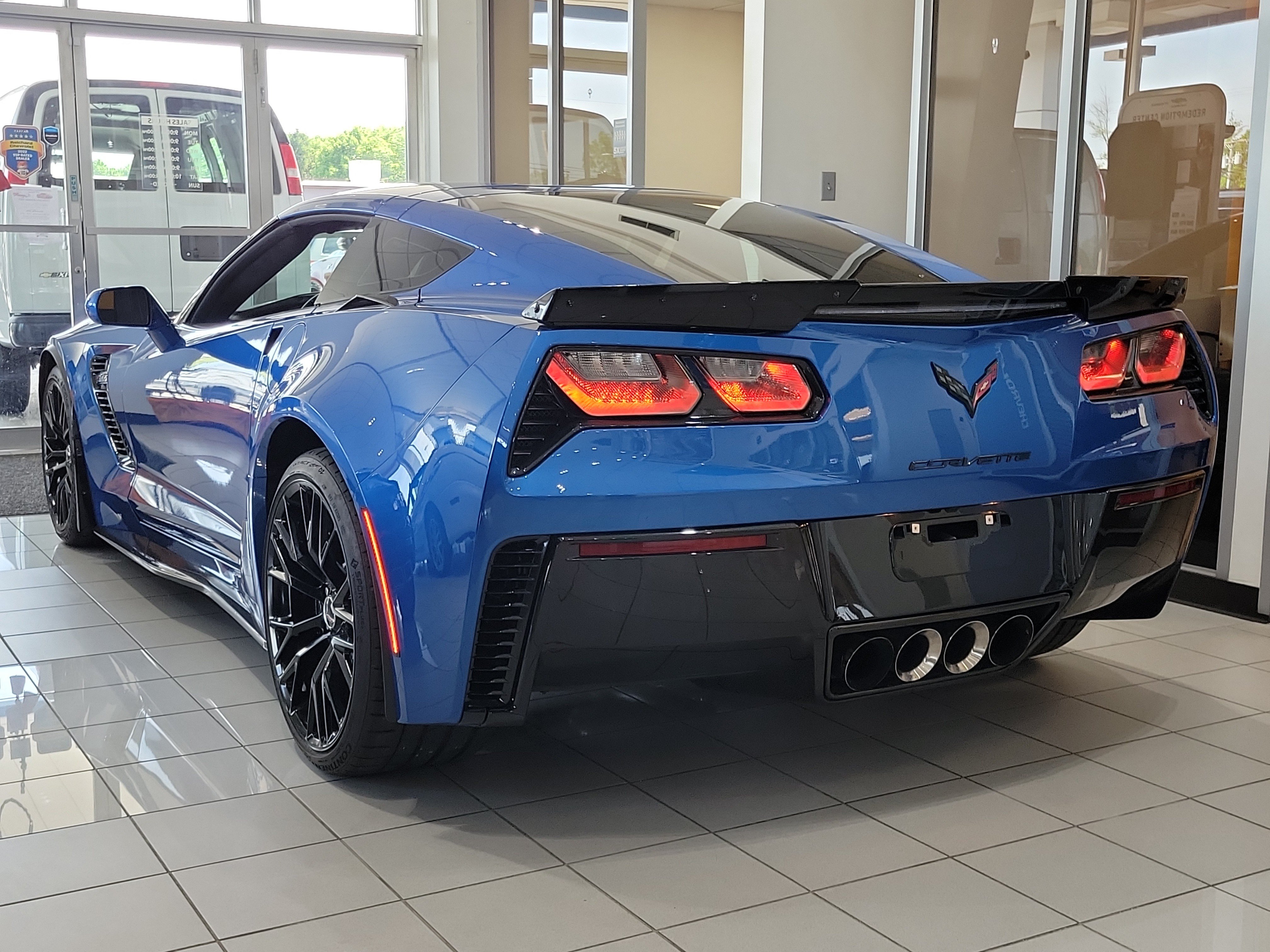 Used 2015 Chevrolet Corvette Z06 w/ 3LZ Preferred Equipment Group RWD image 2