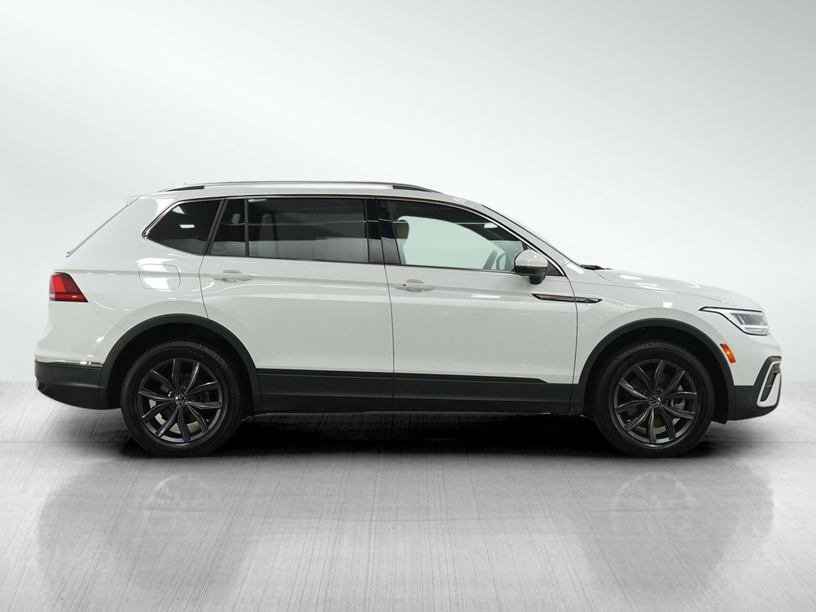 Used 2024 Volkswagen Tiguan SE AWD/4WD image 6
