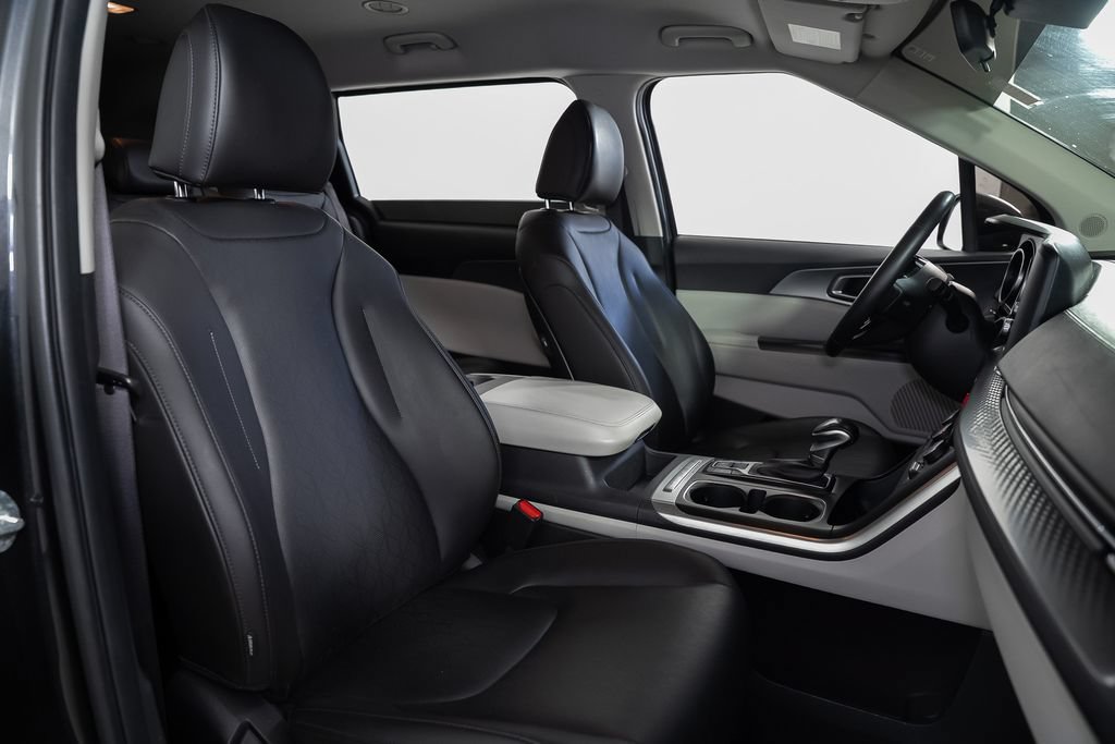 Used 2023 Kia Carnival LX FWD image 23