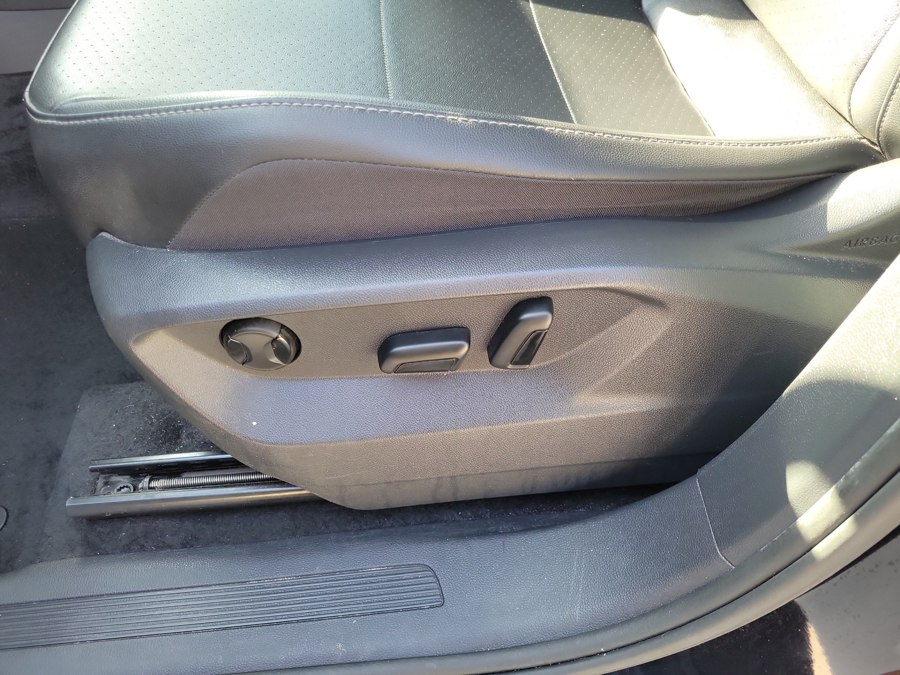 Used 2018 Volkswagen Tiguan SE w/ Panoramic Sunroof Package FWD image 11