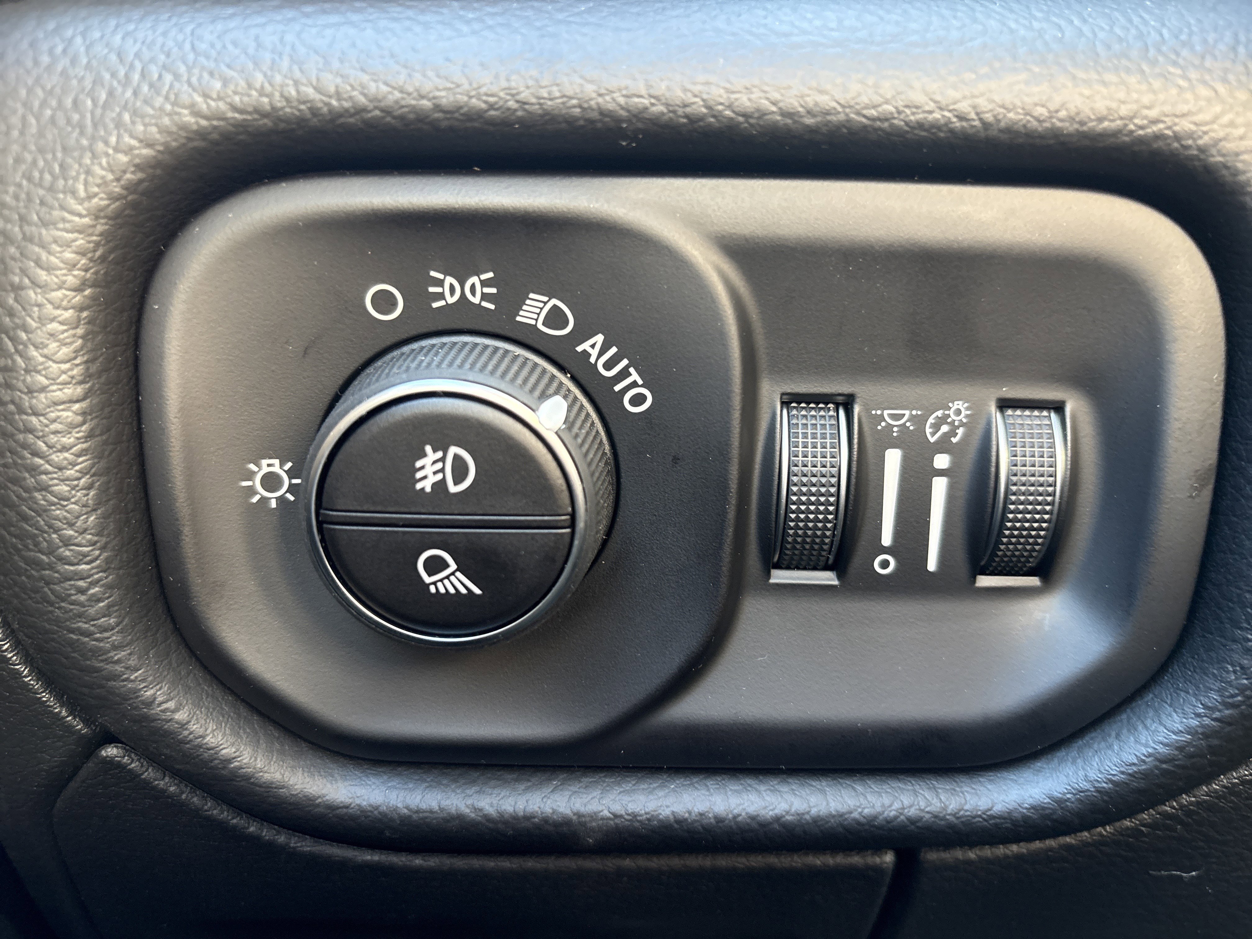 New 2026 RAM 1500 4x4 Crew Cab image 23