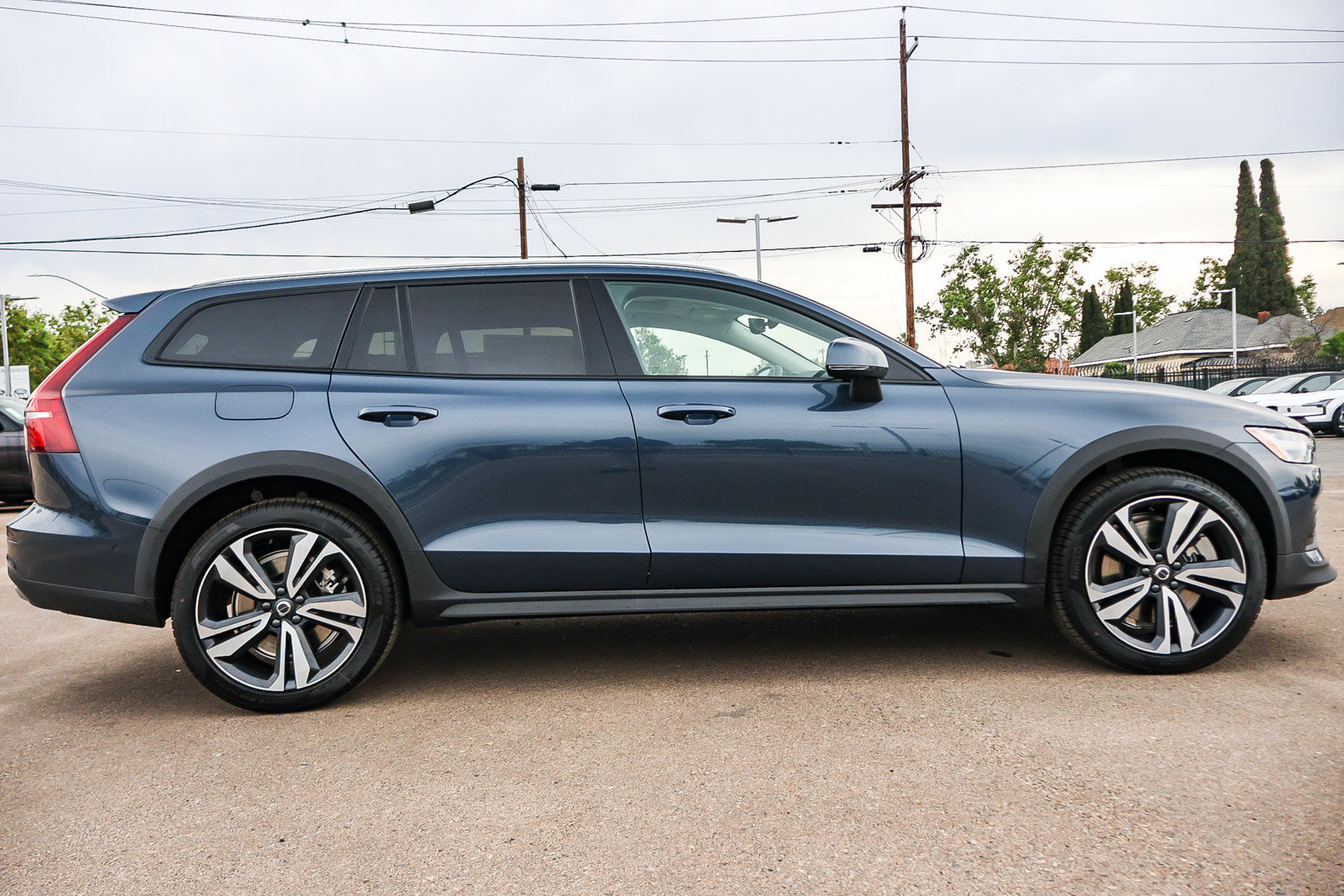 New 2026 Volvo V60 B5 Cross Country Plus w/ Climate Package AWD/4WD image 4