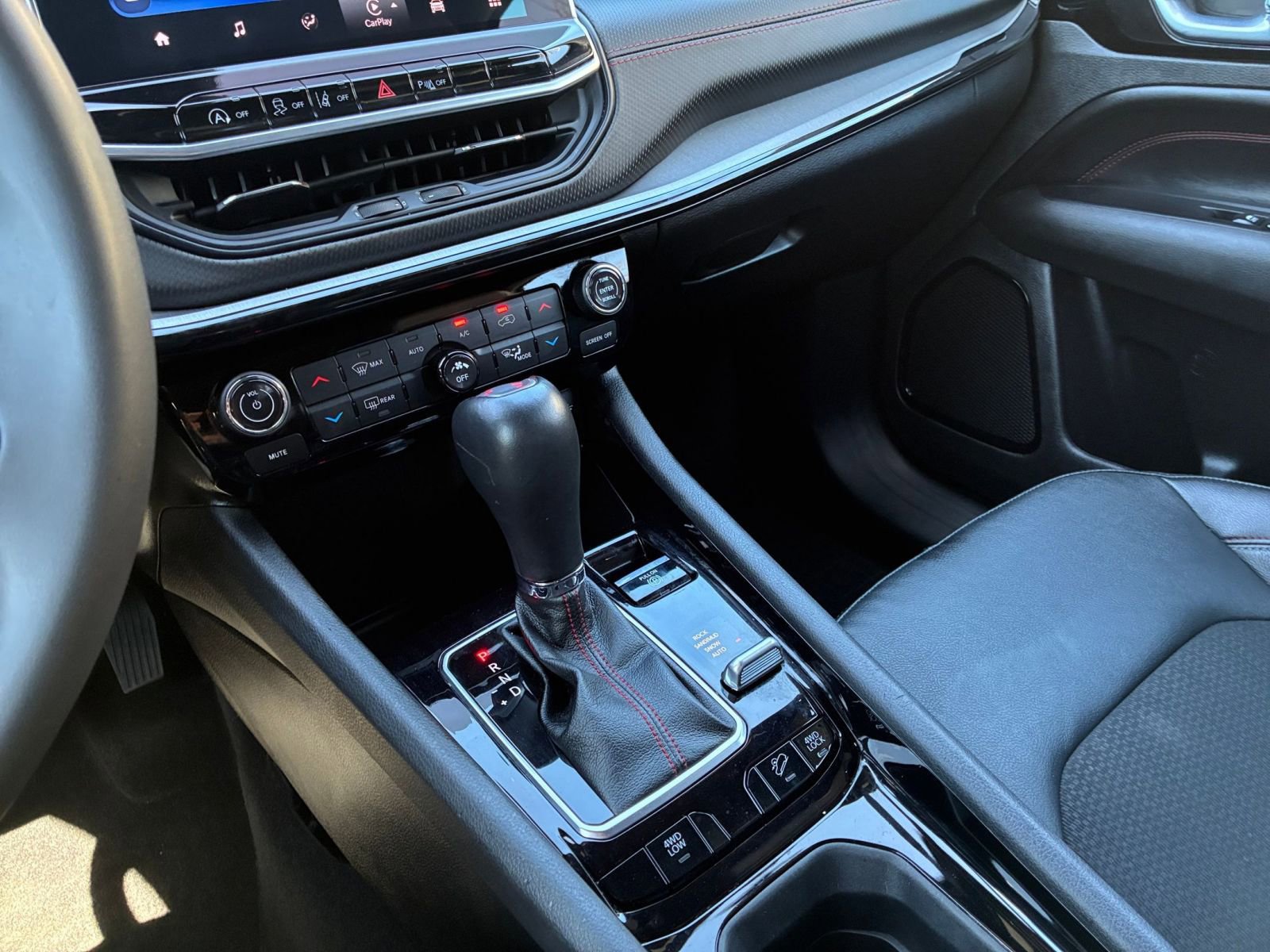 Used 2025 Jeep Compass Trailhawk AWD/4WD image 40