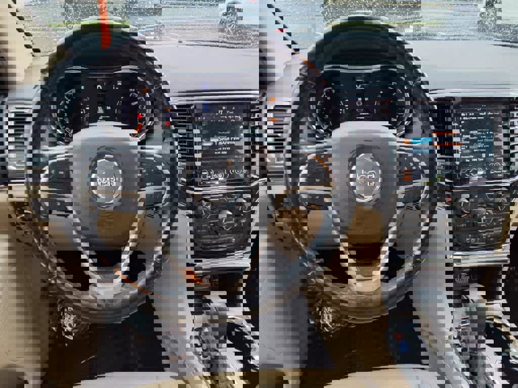 Used 2019 Jeep Grand Cherokee Limited image 14