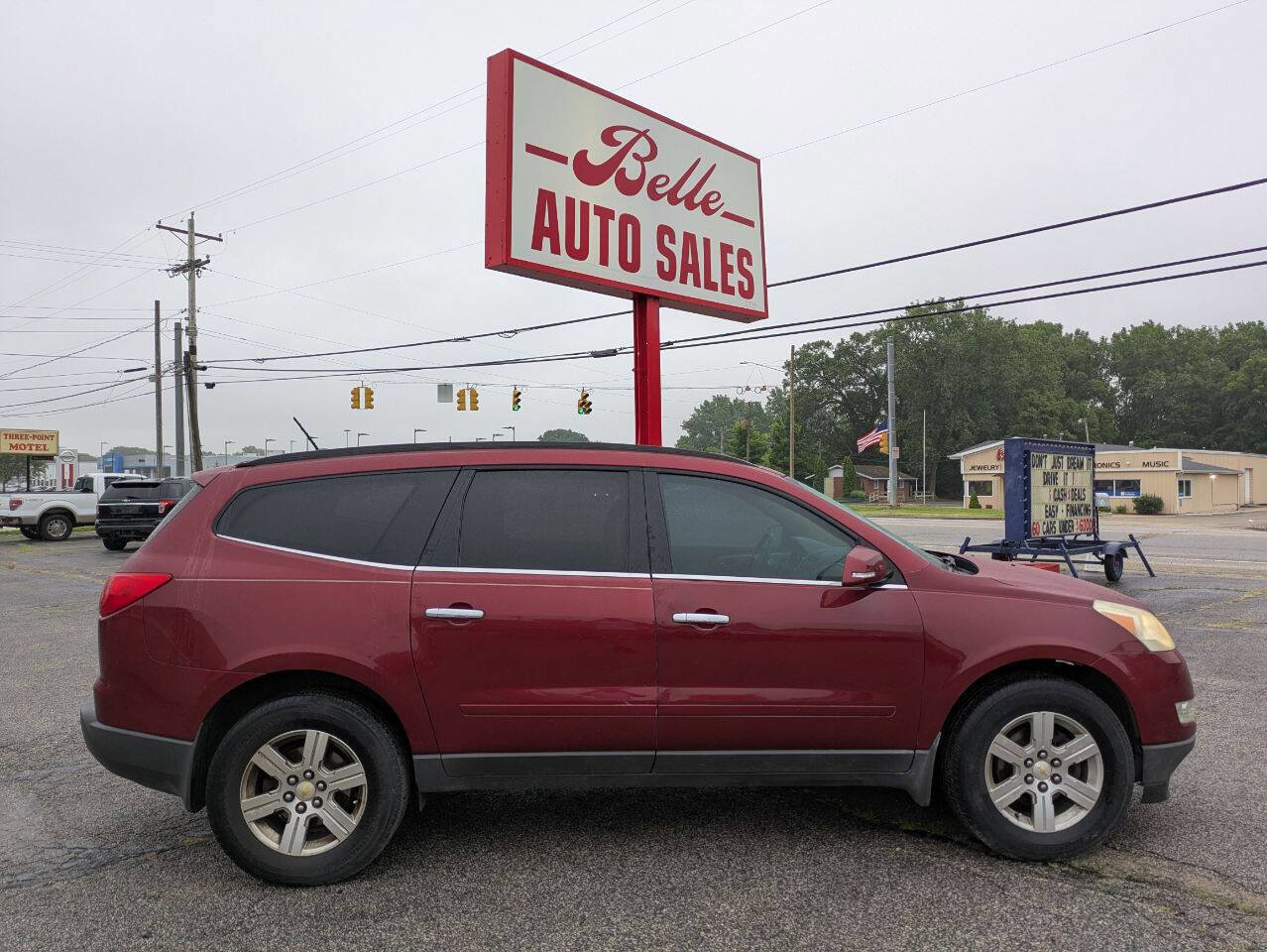 Used 2011 Chevrolet Traverse LT image 2