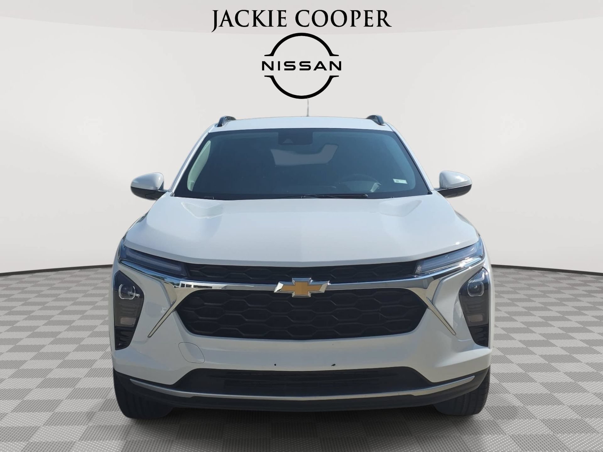 Used 2025 Chevrolet Trax LT FWD image 2