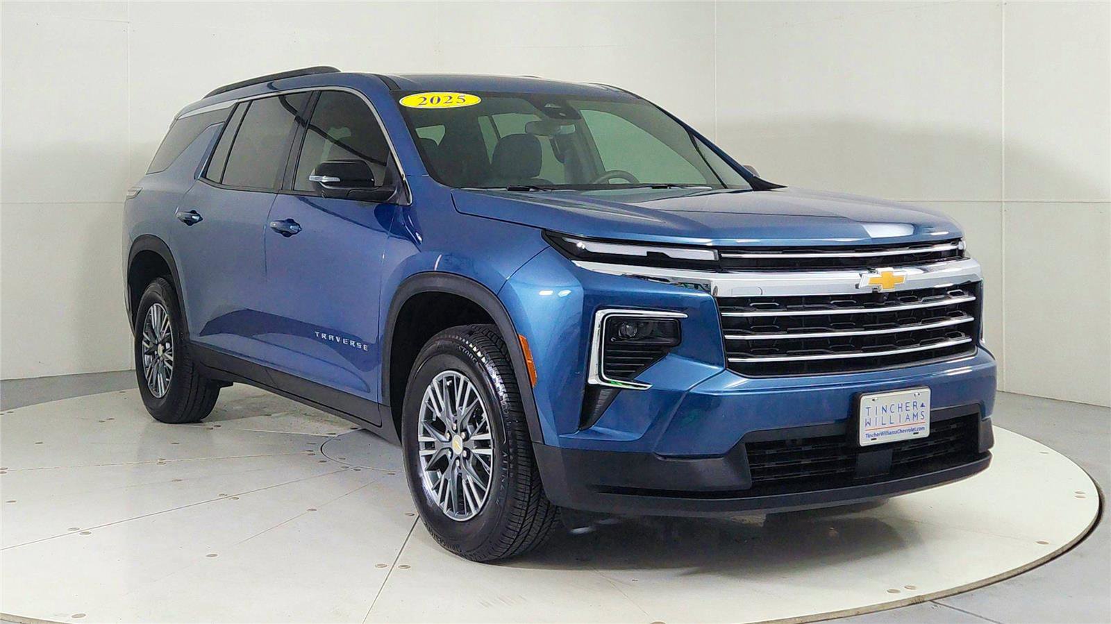 Used 2025 Chevrolet Traverse LT w/ Driver Confidence Package image 1