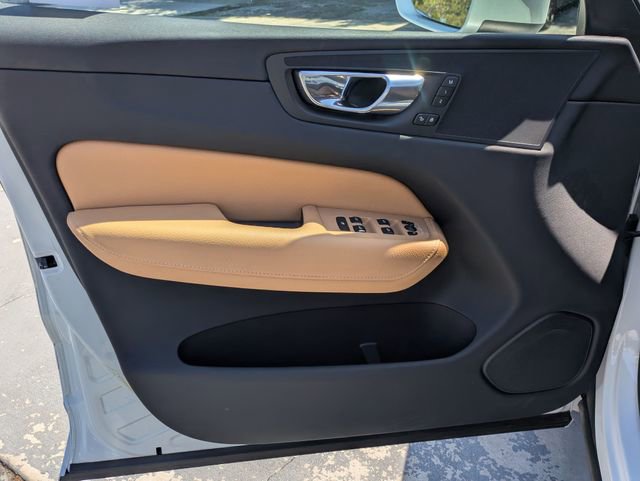 Used 2018 Volvo XC60 T5 Momentum w/ Advanced Package image 11