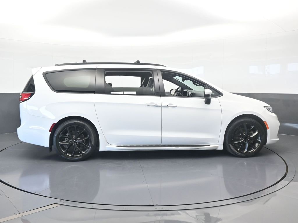 Used 2023 Chrysler Pacifica Touring-L w/ S Appearance Package image 7