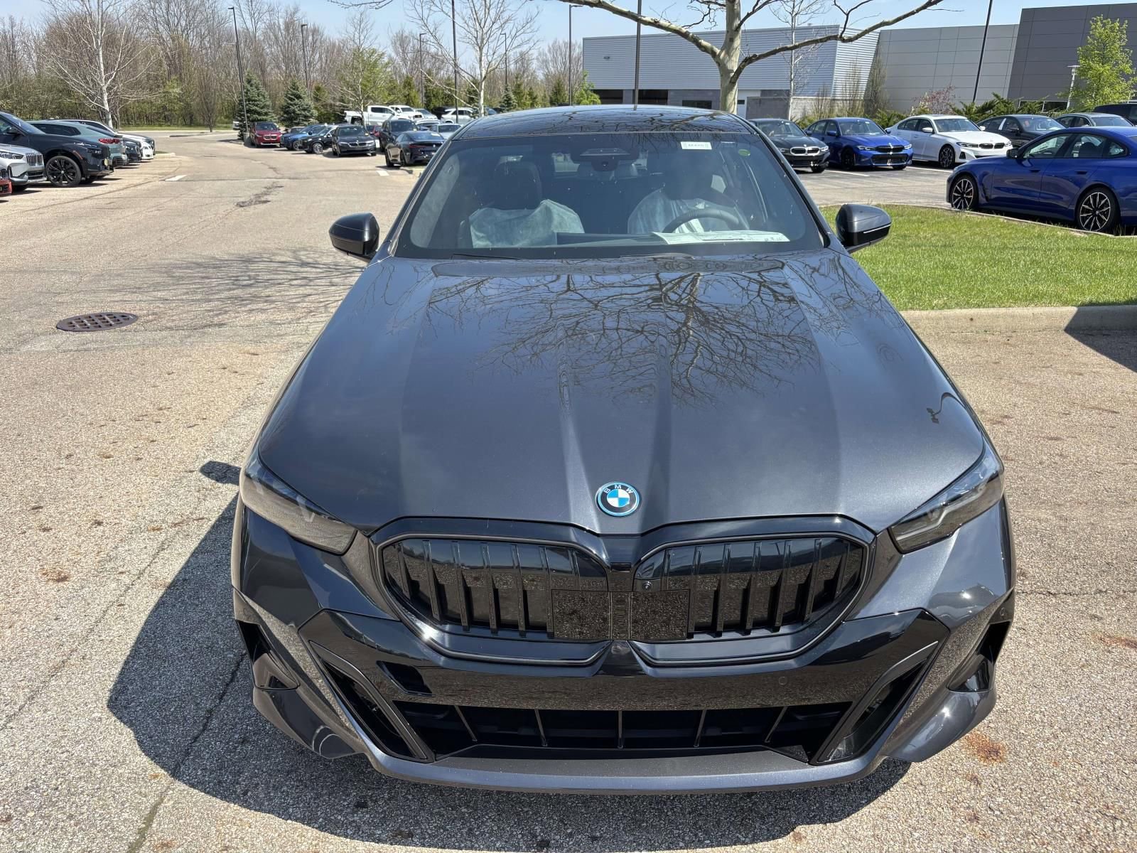 New 2026 BMW 550e xDrive image 2