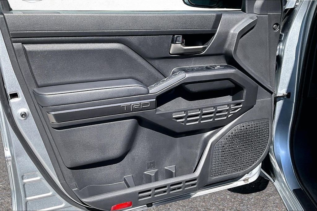 Certified 2025 Toyota Tacoma TRD Off-Road AWD/4WD image 20