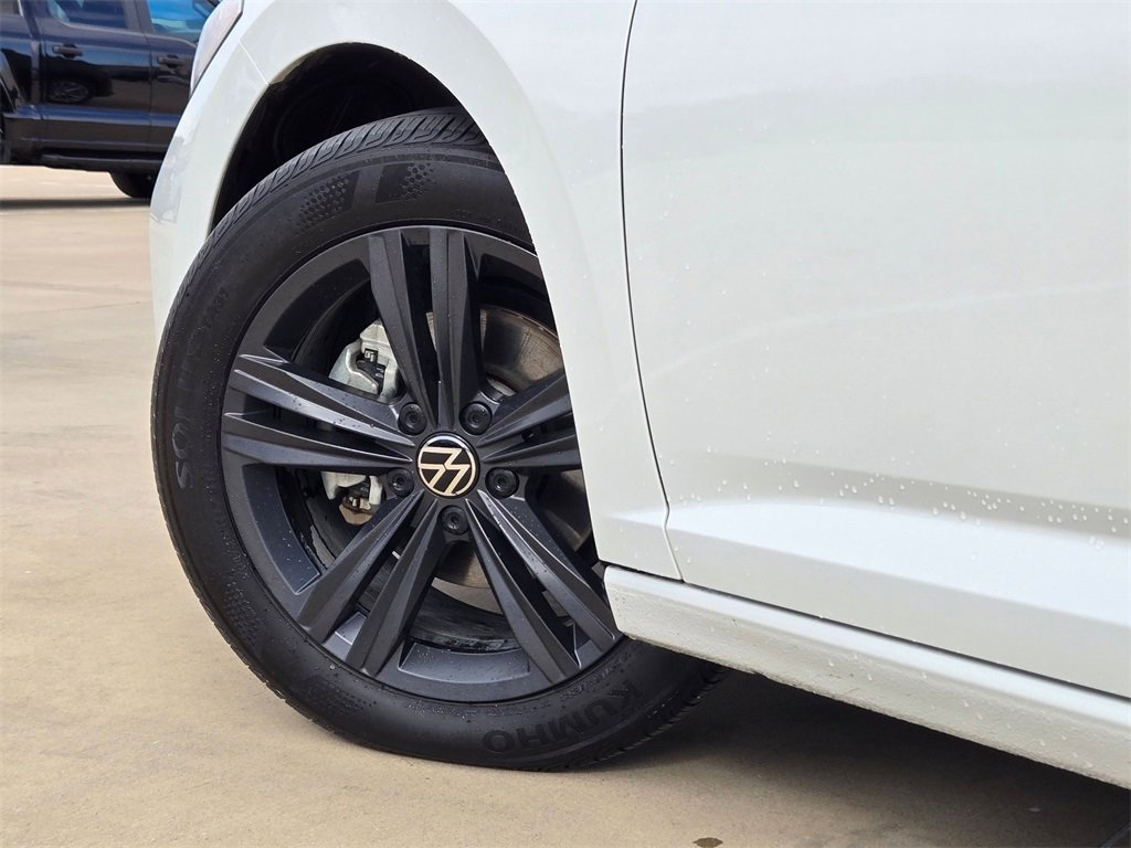 Used 2024 Volkswagen Jetta SE w/ Panoramic Sunroof Package image 29