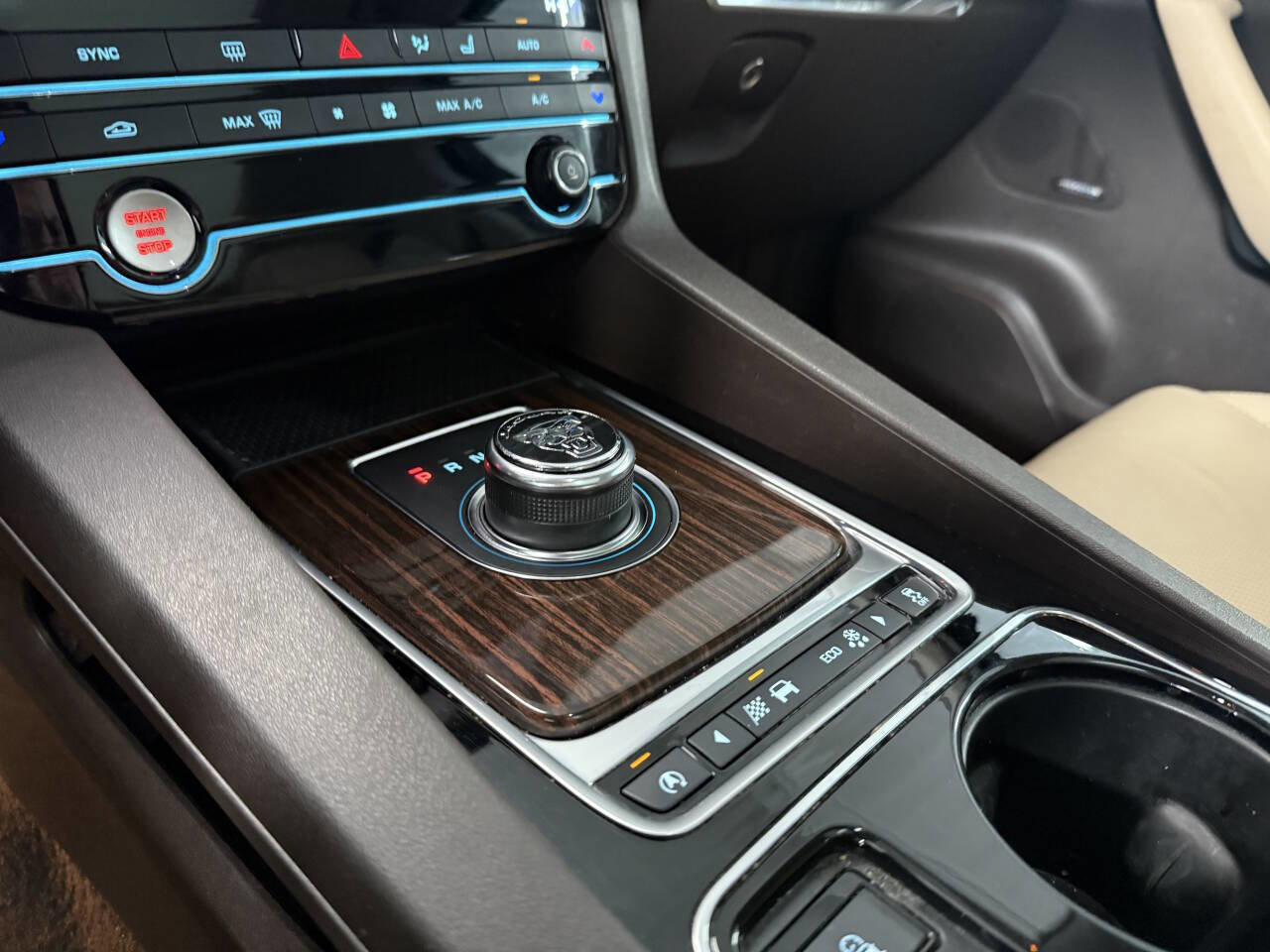 Used 2017 Jaguar F-PACE Prestige image 19