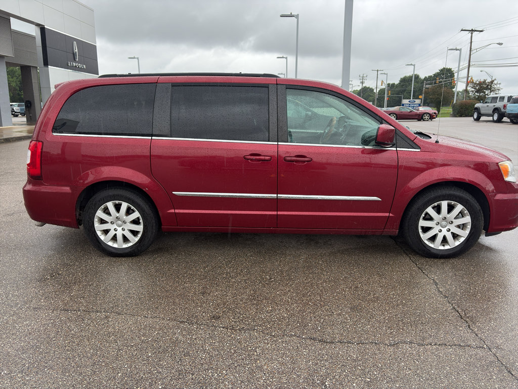 Used 2014 Chrysler Town & Country Touring FWD image 5