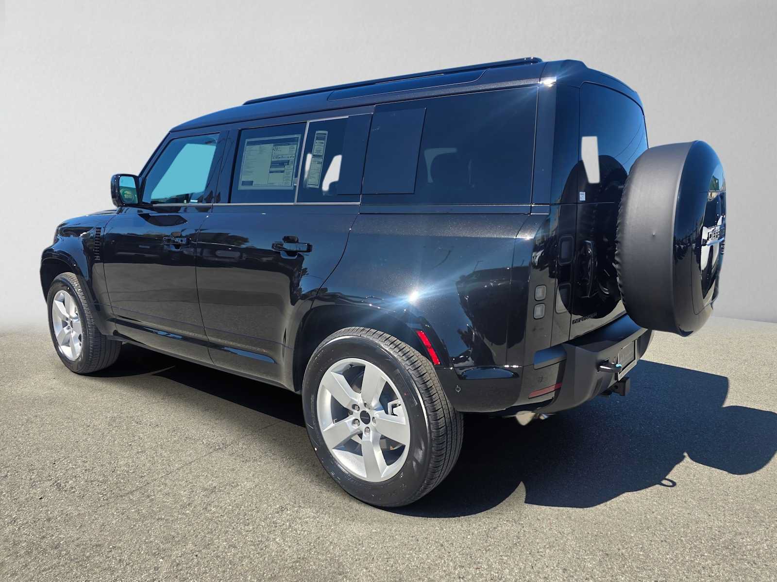 New 2026 Land Rover Defender 110 X-Dynamic SE AWD/4WD image 3