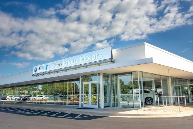 Used 2026 BMW 740i xDrive w/ Premium Package image 27