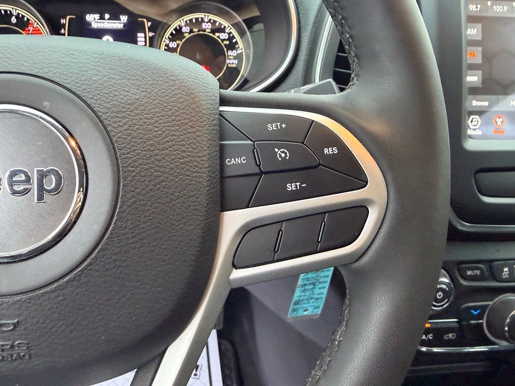 Used 2022 Jeep Cherokee Latitude AWD/4WD image 32
