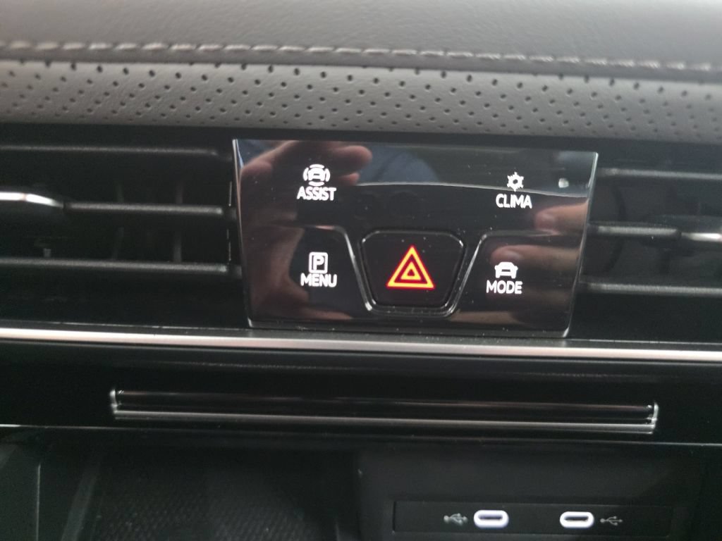 Certified 2024 Volkswagen Atlas Peak Edition SE AWD/4WD image 43