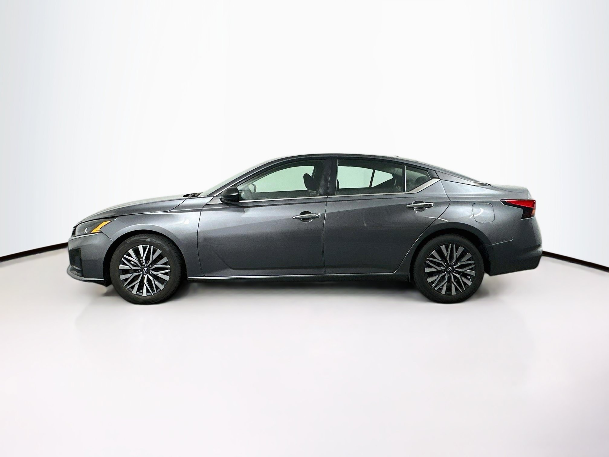 Used 2024 Nissan Altima 2.5 SV FWD image 4