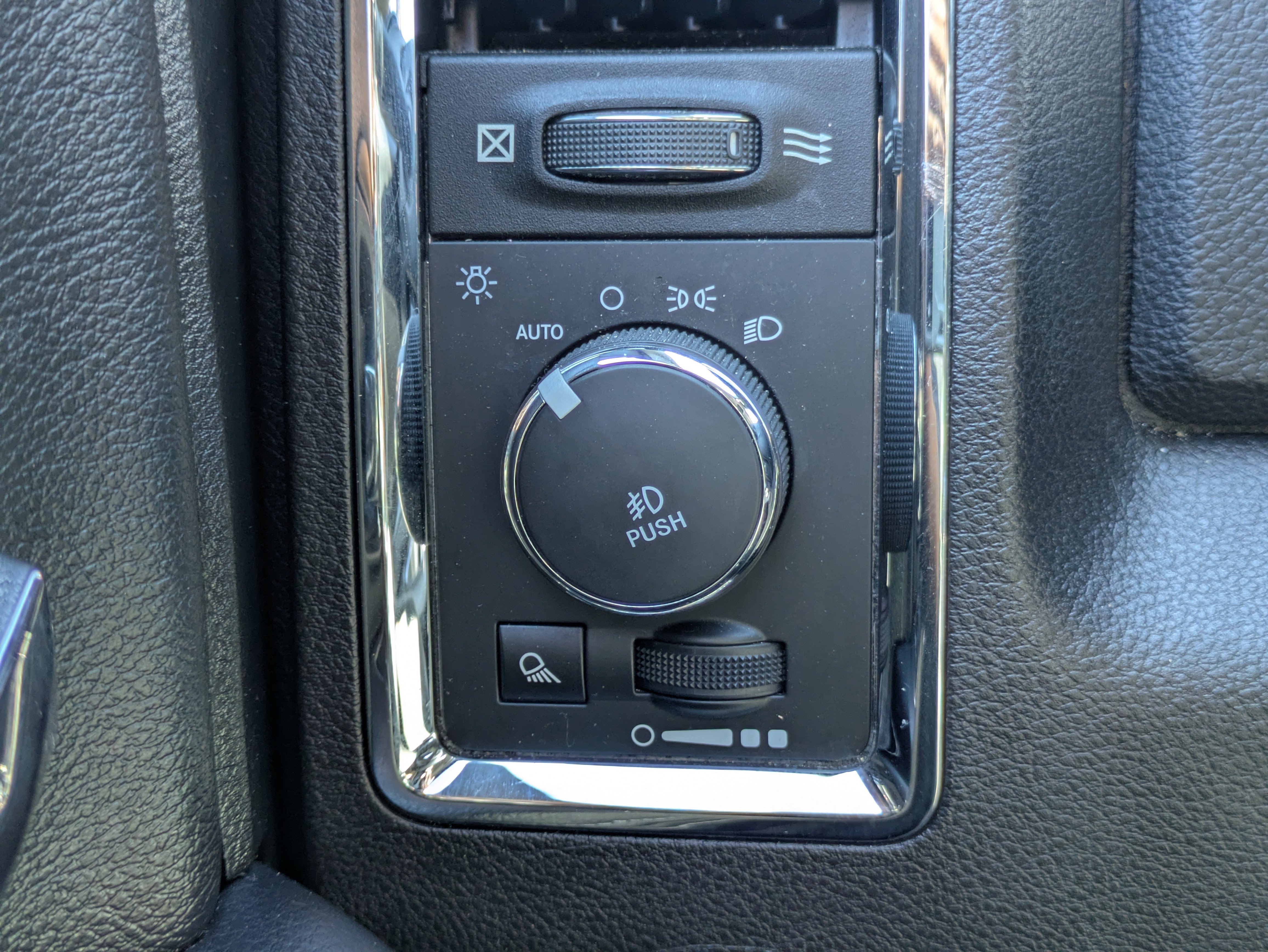 Used 2018 RAM 1500 Laramie w/ Convenience Group image 24