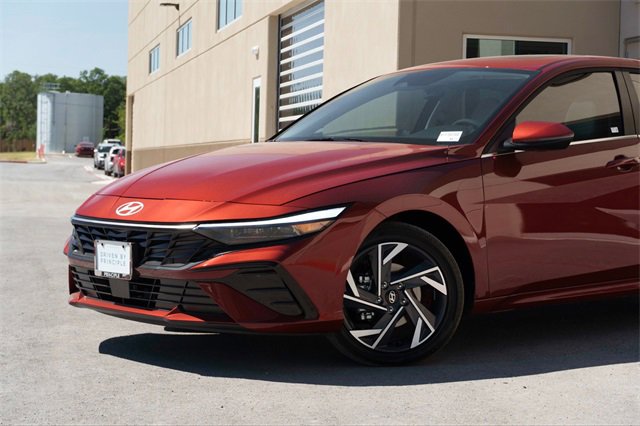 Certified 2025 Hyundai Elantra Limited image 3