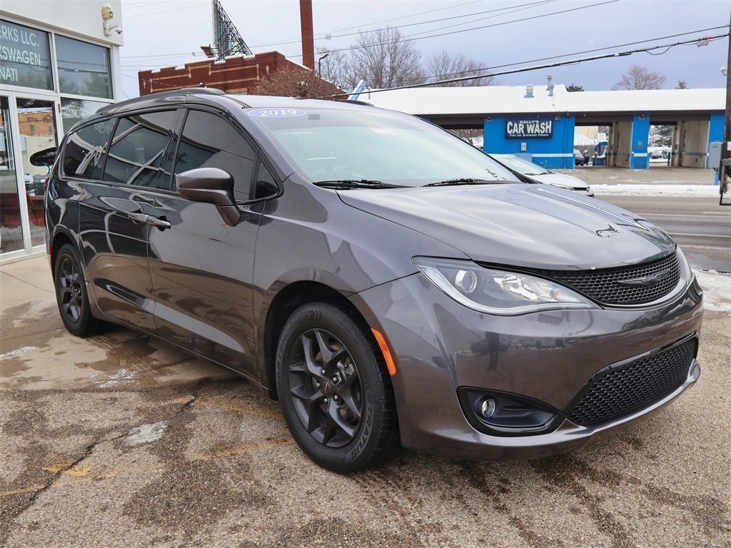 Used 2019 Chrysler Pacifica Touring-L Plus w/ S Appearance Package image 7