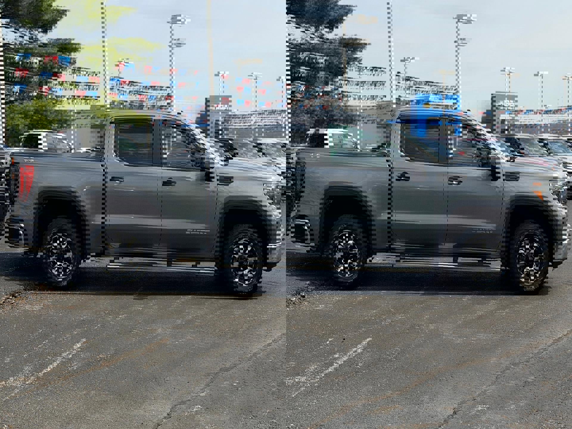 Used 2020 GMC Sierra 1500 4x4 Crew Cab w/ Sierra Value Package image 4