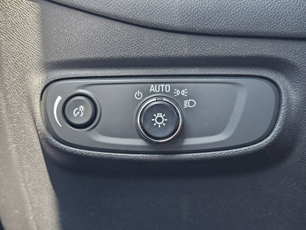 Used 2022 Chevrolet Equinox LS w/ Driver Confidence II Package FWD image 25