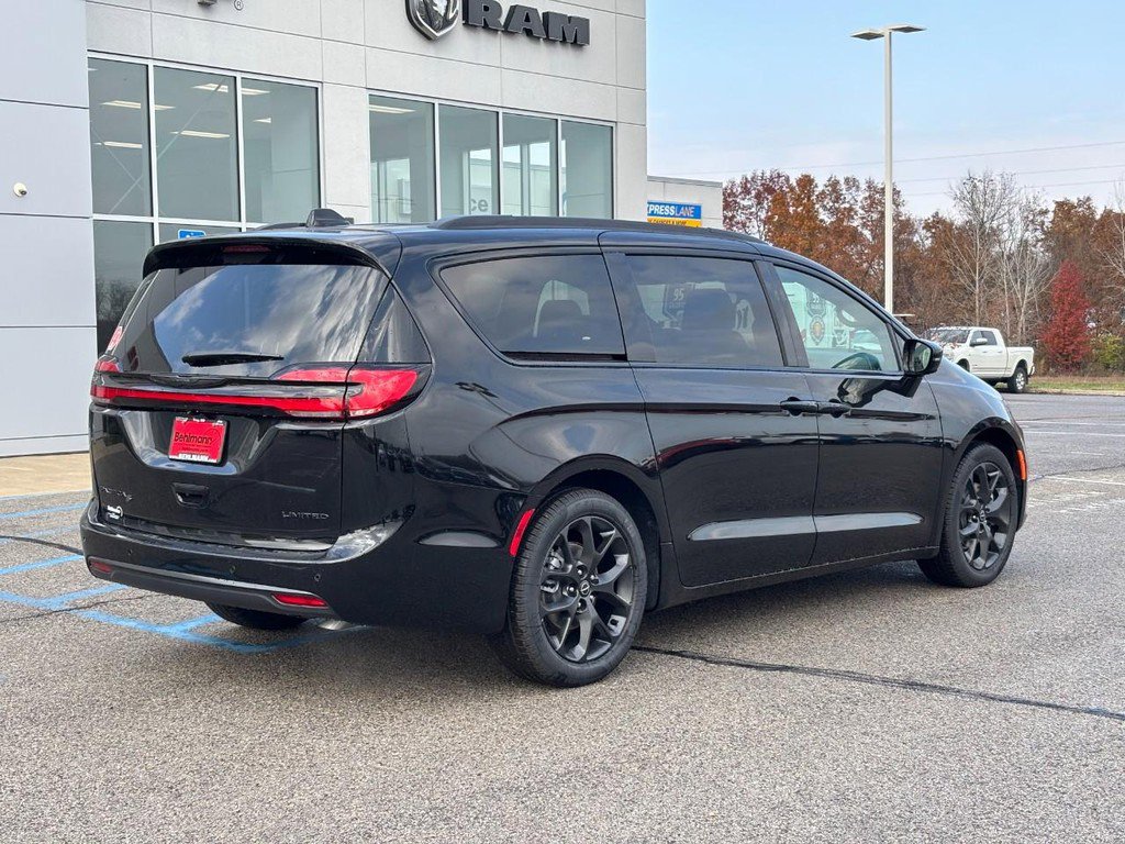 New 2026 Chrysler Pacifica Limited w/ S Appearance Package image 4
