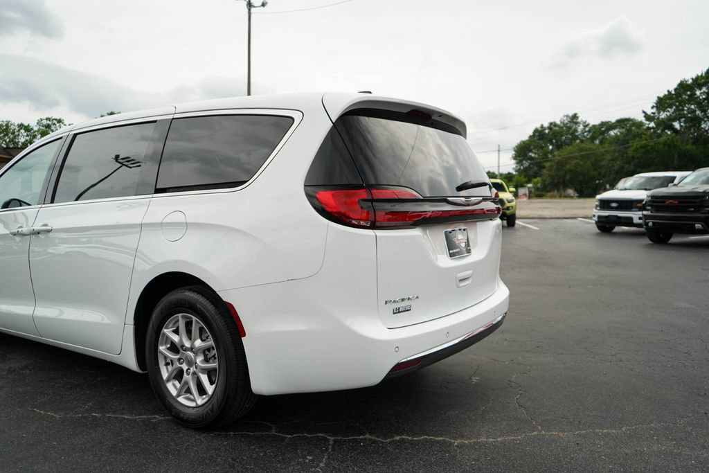 Used 2024 Chrysler Pacifica Touring-L FWD image 19
